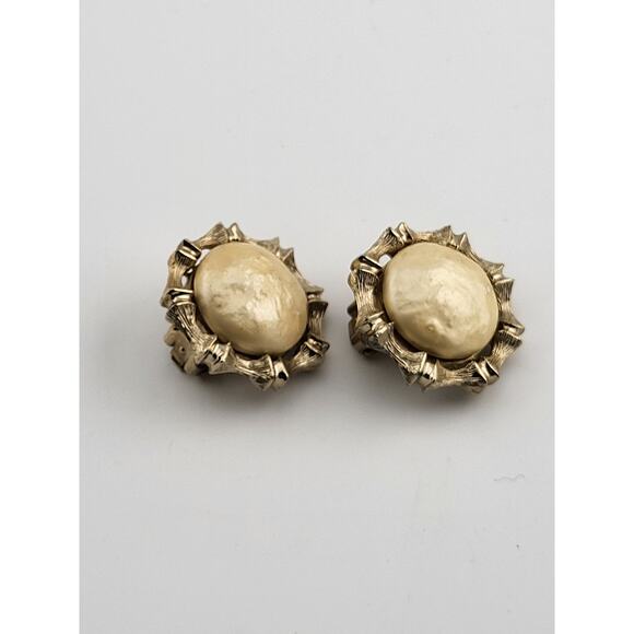 Vintage Bergere Gold Tone Clip On Earrings 1" Textured Round Dome - Picture 2 of 5